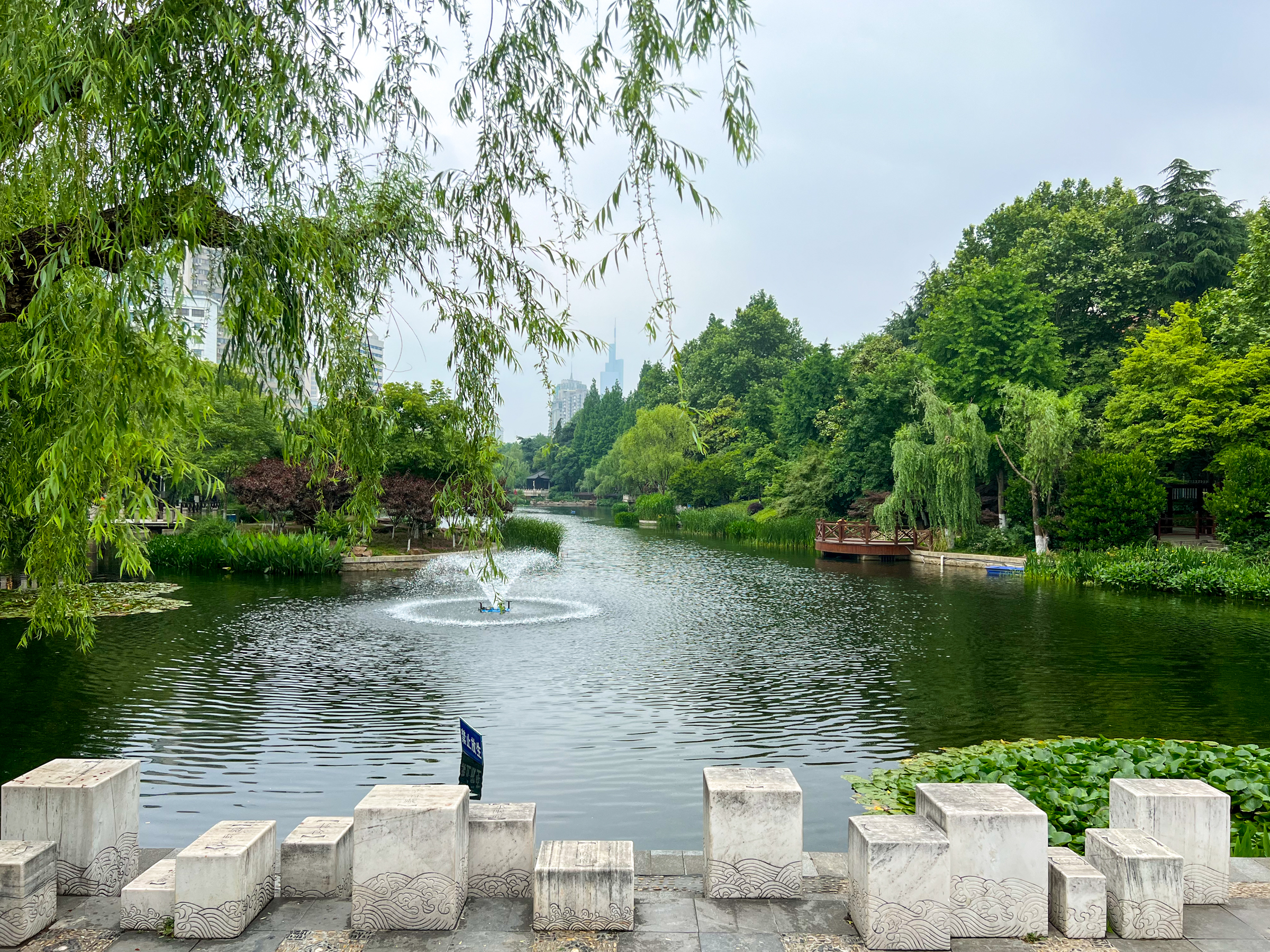 南京小西湖乌龙潭公园,被誉为"西城之冠",亭台楼阁风景如画