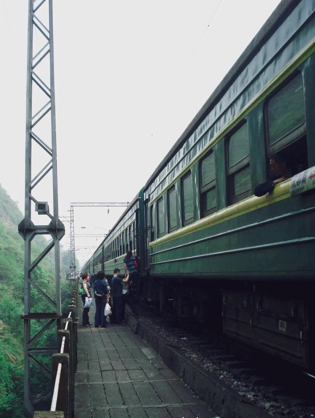 成昆铁路之金口河火车站,四川省人口最少的县级区之一