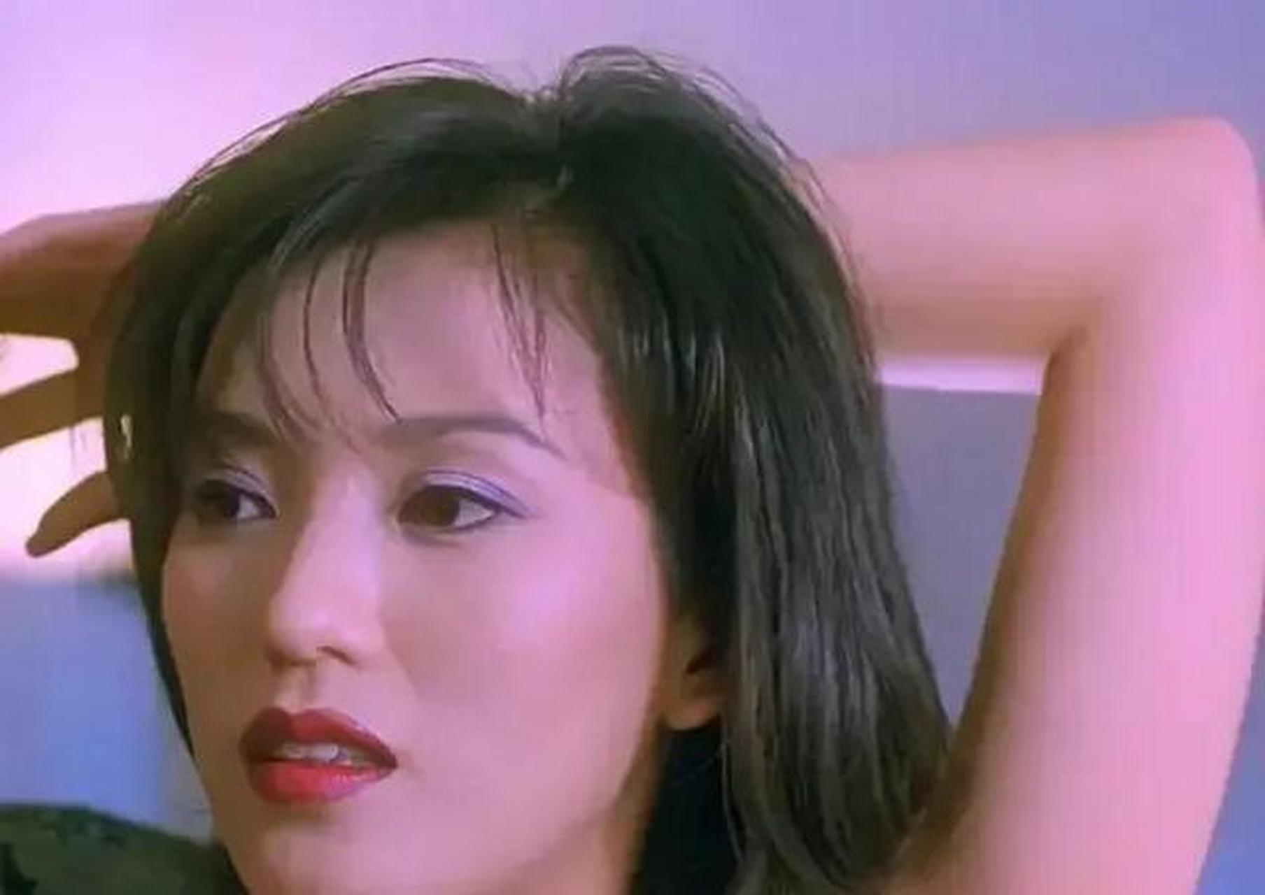 在香港所有的三级片艳星中,彭丹是学历最高,出身最好的一位.