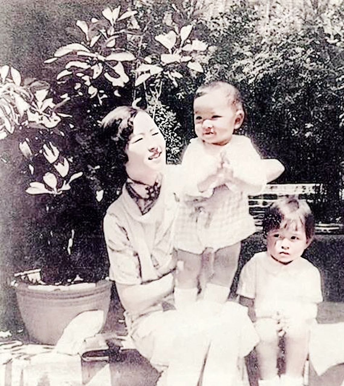 1932年,28岁的林徽因怀里抱着刚出生的儿子梁从诫,一手抱着3岁的女儿.