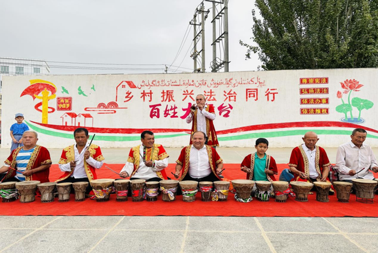 新疆洛浦:杭桂镇各族干部群众载歌载舞欢度古尔邦节