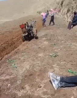 农民自制无人驾驶“野生拖拉机”——四轮子