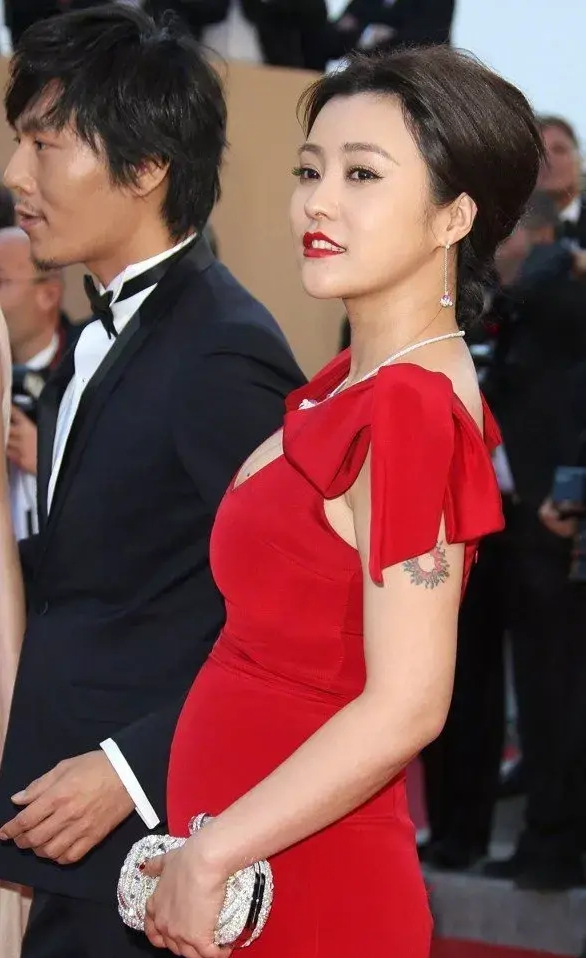 郝蕾穿低胸红裙出席电影节,虽小腹微凸,但时尚造型尽显丰腴美