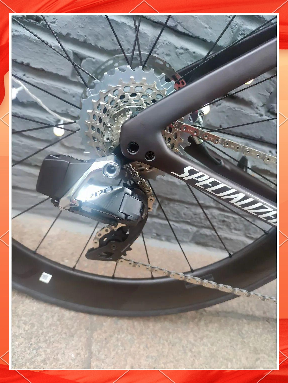 车轮采用的是闪电顶级碟刹碳纤维轮组,配备dt180花鼓,坐垫则是顶级