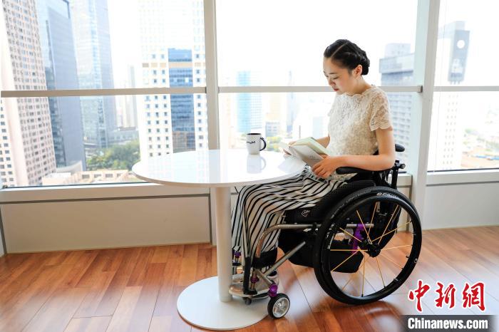 「十年@每一个奋斗的你」坐着轮椅旅行的女作家:以梦为马 未来无限