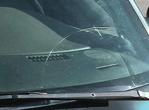 汽车前挡风玻璃有划痕正常吗