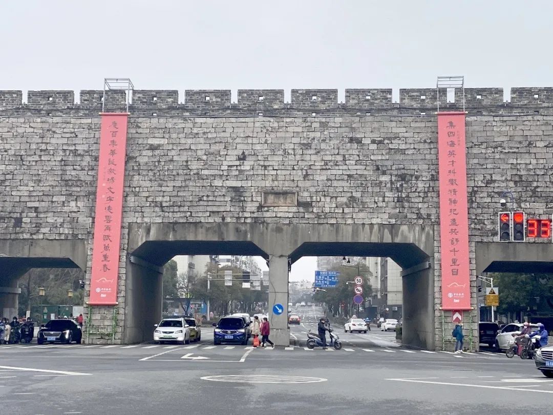 南京集庆门春联书写者常汉平:"城门挂春联"是历史与现代的融合