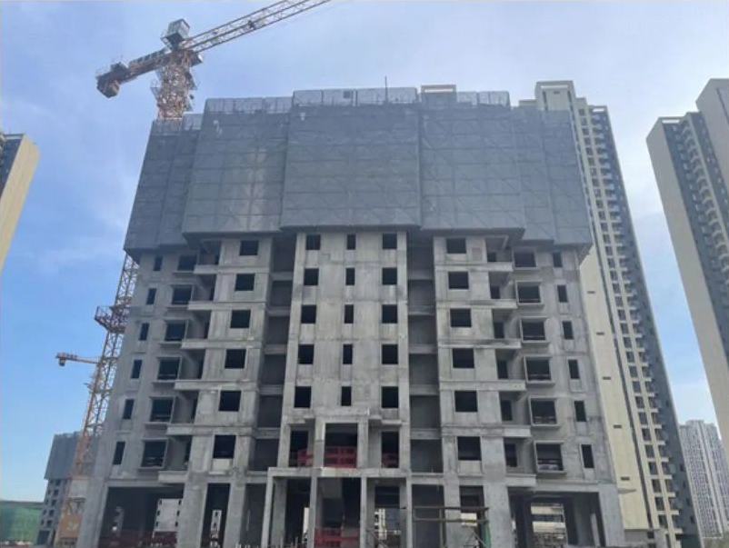 万象城悦府7月工程进度:部分楼栋主体结构已封顶 阳台栏杆安装完成