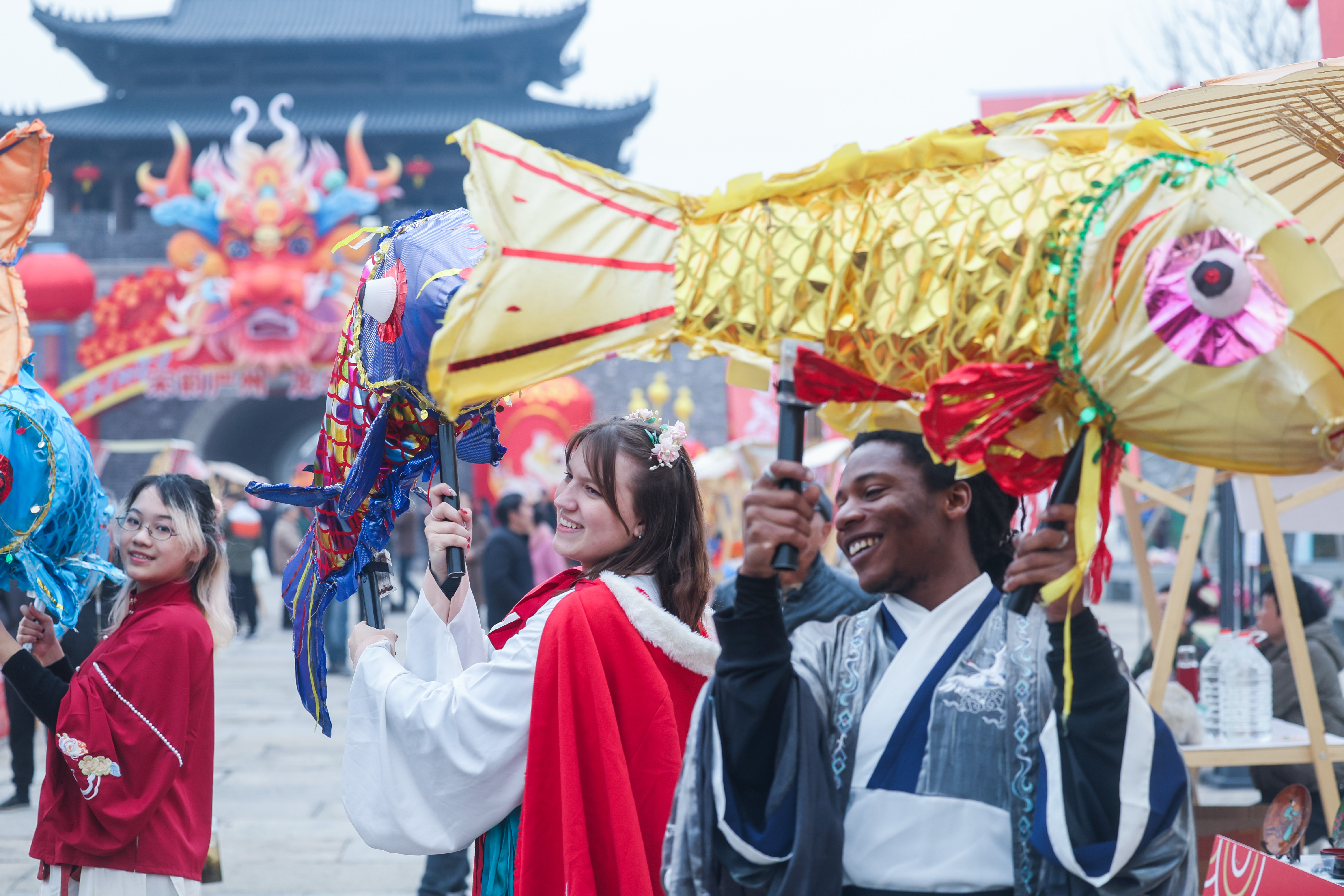 过大年赶大集图片