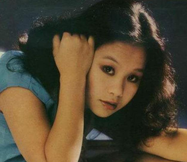 知名歌星杜丽莎移居国外,带着洋人老公住在别墅里