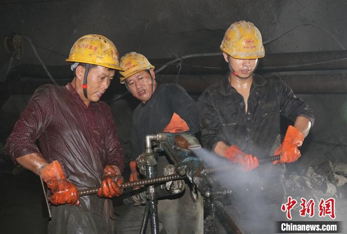 广东大丰华高速公路鸿图特长隧道全线贯通