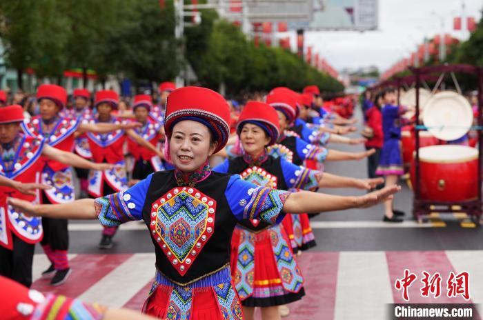 湖北来凤:两千余人齐跳摆手舞弘扬土家族文化