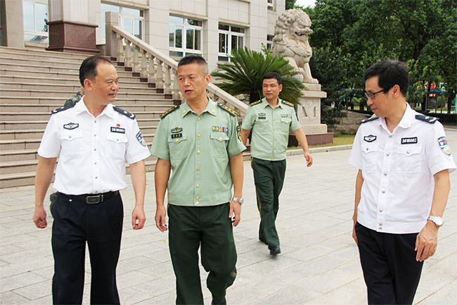 吉安监狱"八一"前夕走访慰问武警官兵