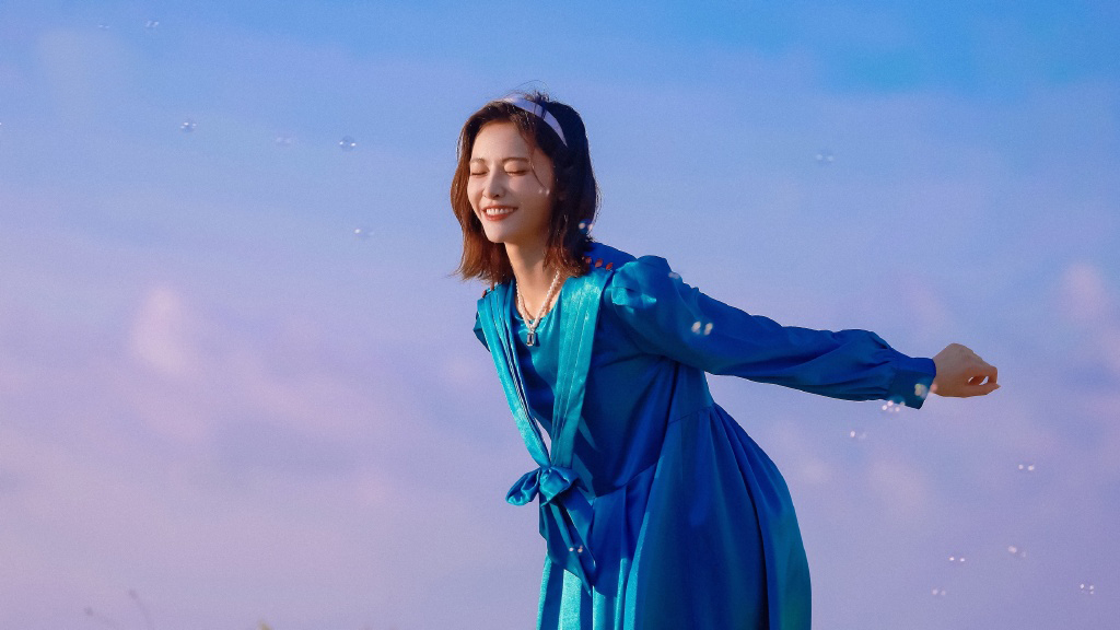 许佳琪这样穿就对了!蓝色绸缎裙加身配发带,可爱且不失高级范儿