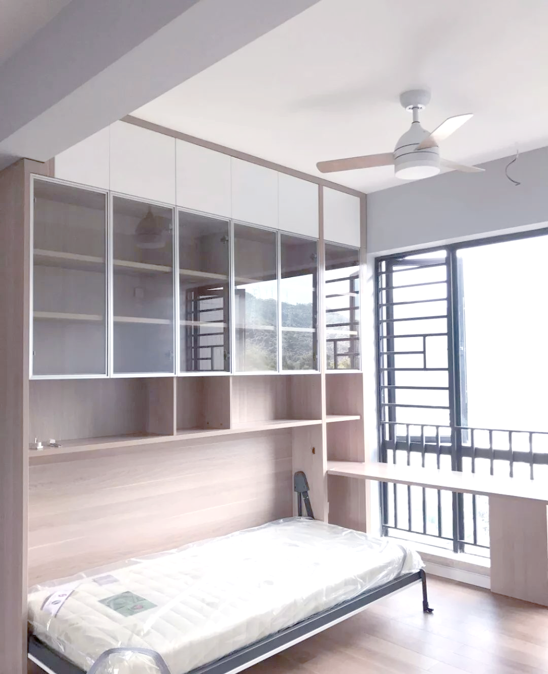 小户型书房的巧妙设计:隐形床的灵活应用,节省空间且功能多样