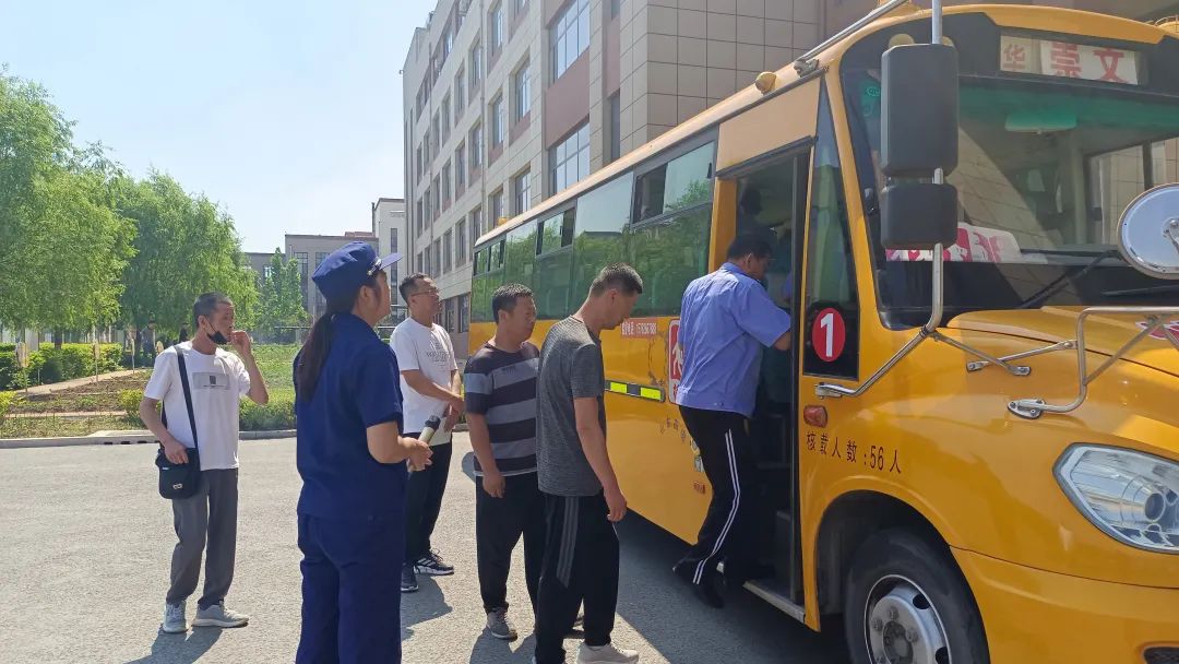 "在潍坊高密市康成小学报告厅,消防宣传员正在向师生详细讲解常见消防