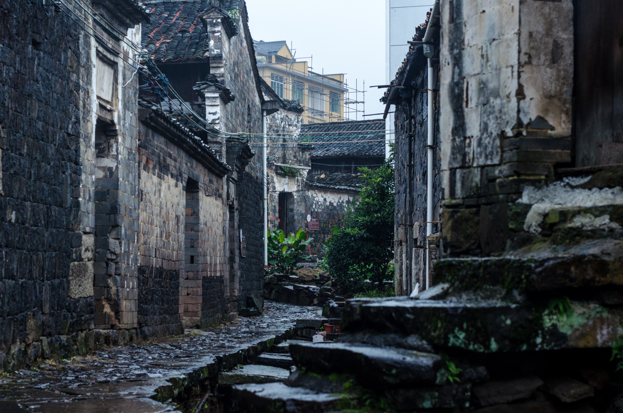 浙江磐安乌石村,因房屋呈乌黑色而得名,《三十而已》古村取景地