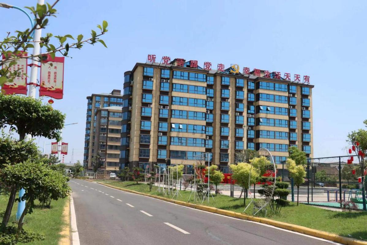 河南长葛市大周镇后吴社区切实解决居民住房难 小胖孩开心讲述"有房的