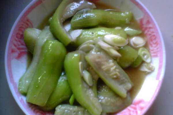 在炎热的夏季,食用白油丝瓜可以消暑解渴,增强免疫力