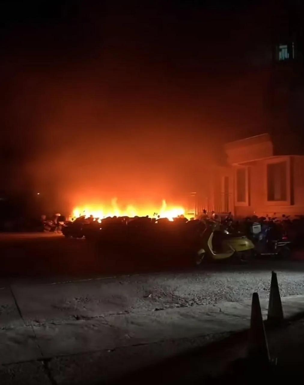 车着火,电动车停放比较多,又有很多锂电车,导致火势蔓延,现场火光冲天