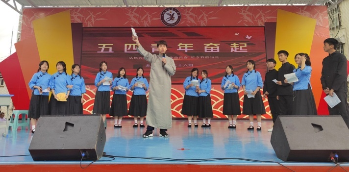 六枝特区第一中学举行第十五届文化艺术节暨高三毕业典礼