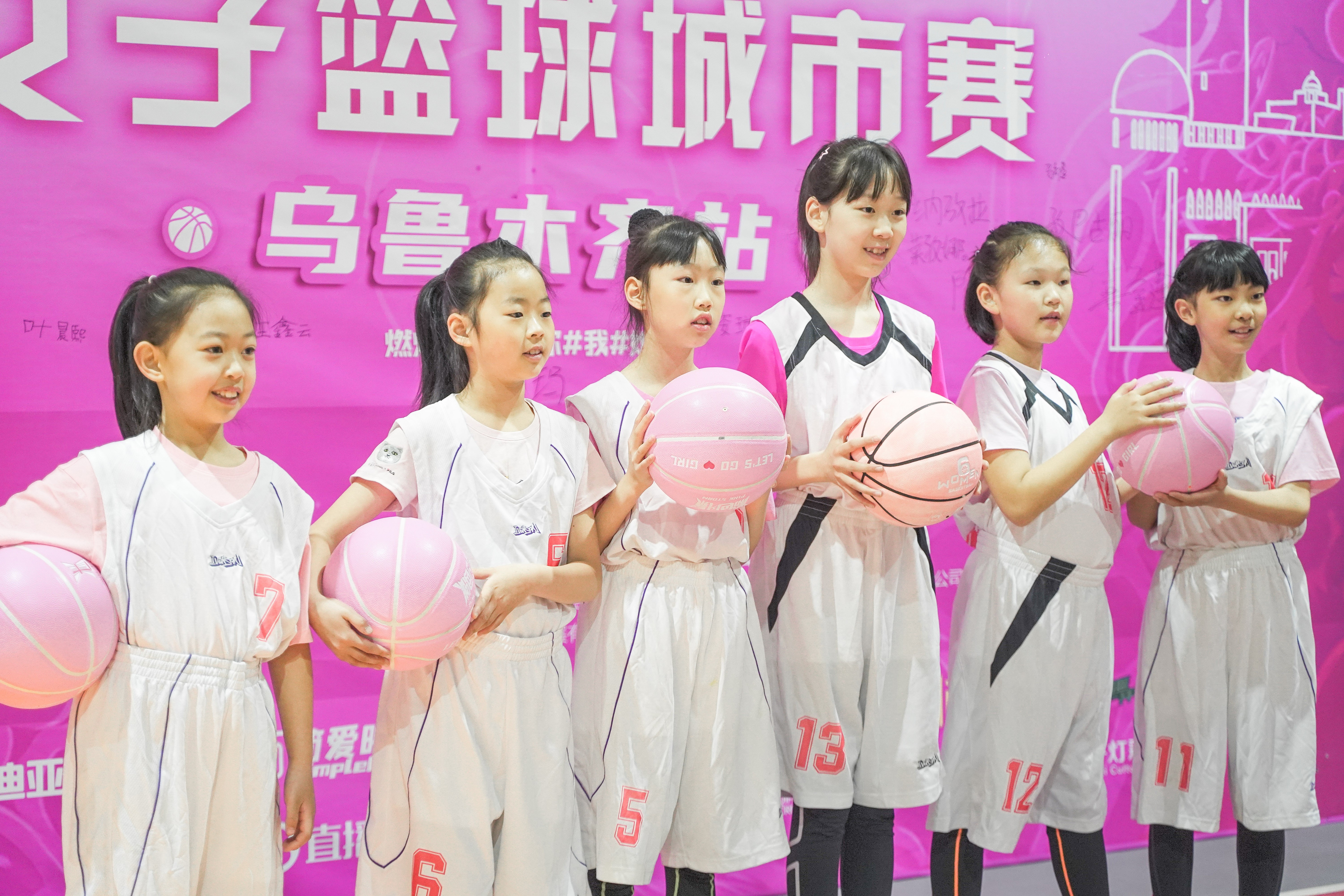 "粉色风暴"女子篮球联赛落地乌鲁木齐