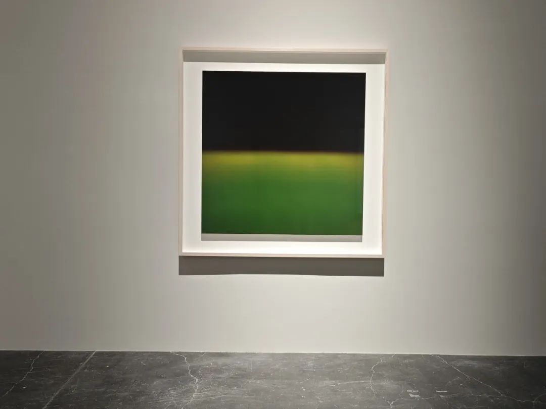 文 | 杜佳展览海报"无尽的刹那"是世界级摄影艺术家杉本博司在中国的