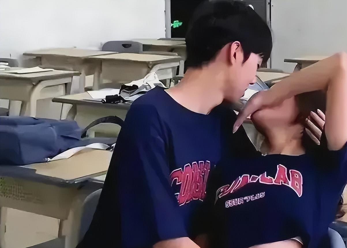 东北一对大学情侣在食堂上演"哺乳"大片,实在是不雅观