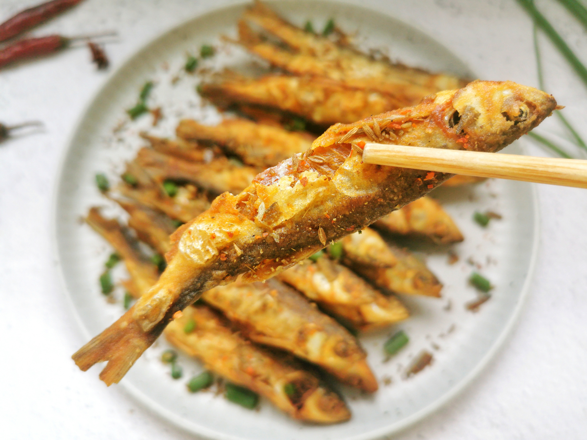 白条鱼怎么做好吃?分享农村家常做法,焦香酥脆,连刺都能吃