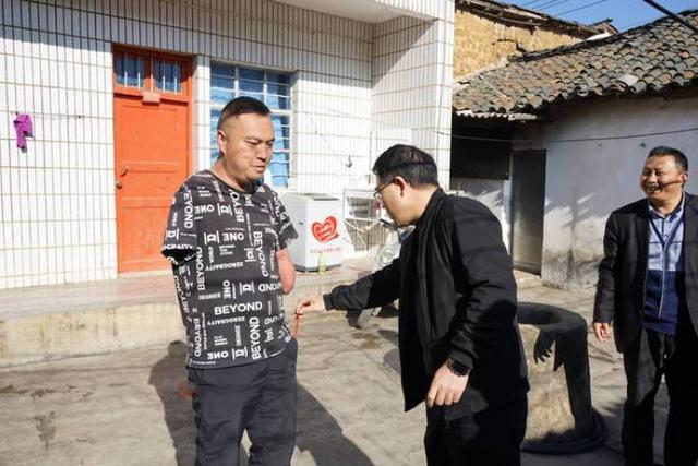 陆良县县委县政府春节慰问组到中枢街道开展走访慰问活动