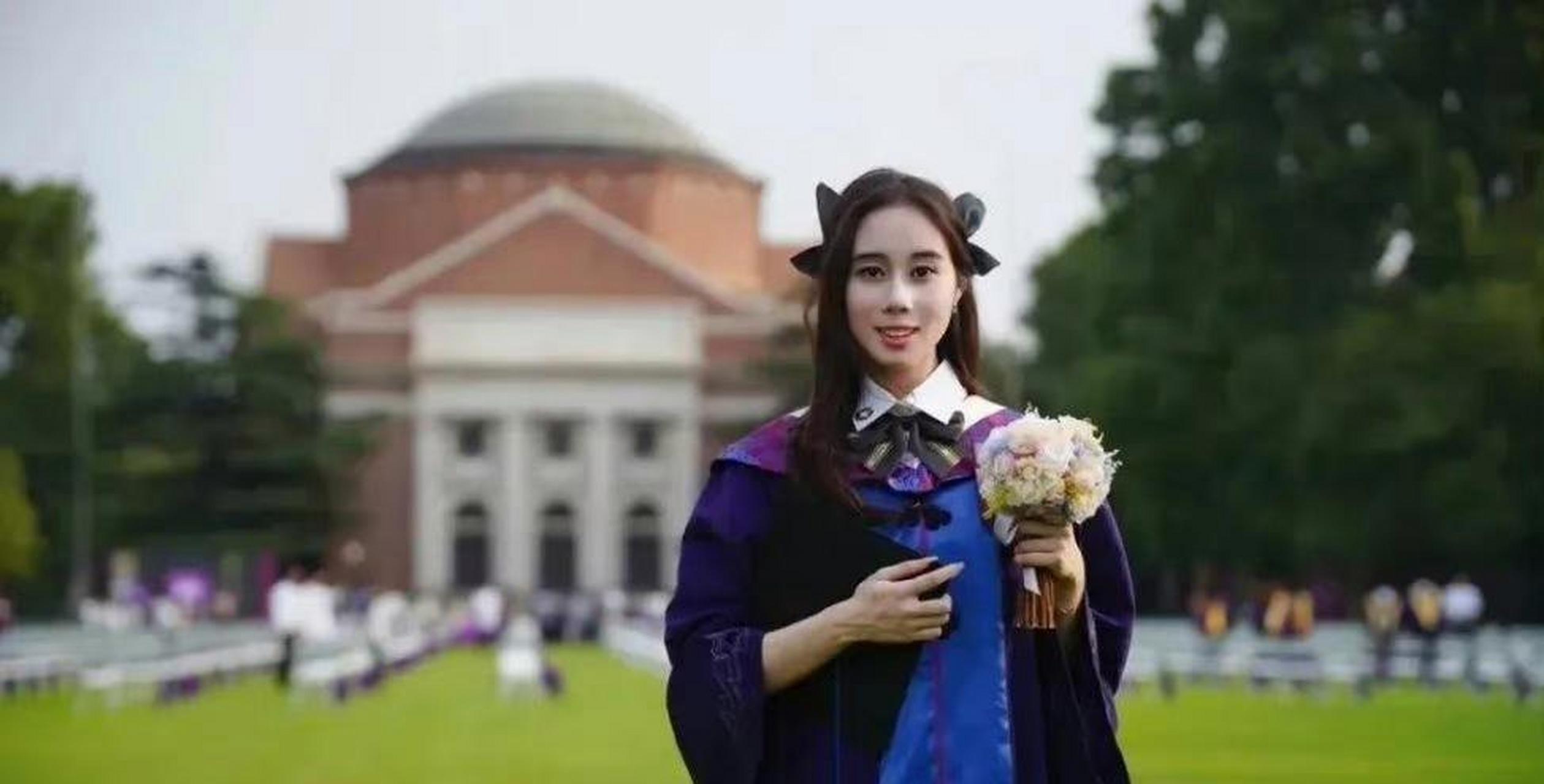 何超欣,澳门赌王何鸿燊78岁才得的最受宠爱的女儿,清华名校毕业,身价