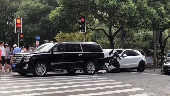 不幸追尾黑色高级轿车图片