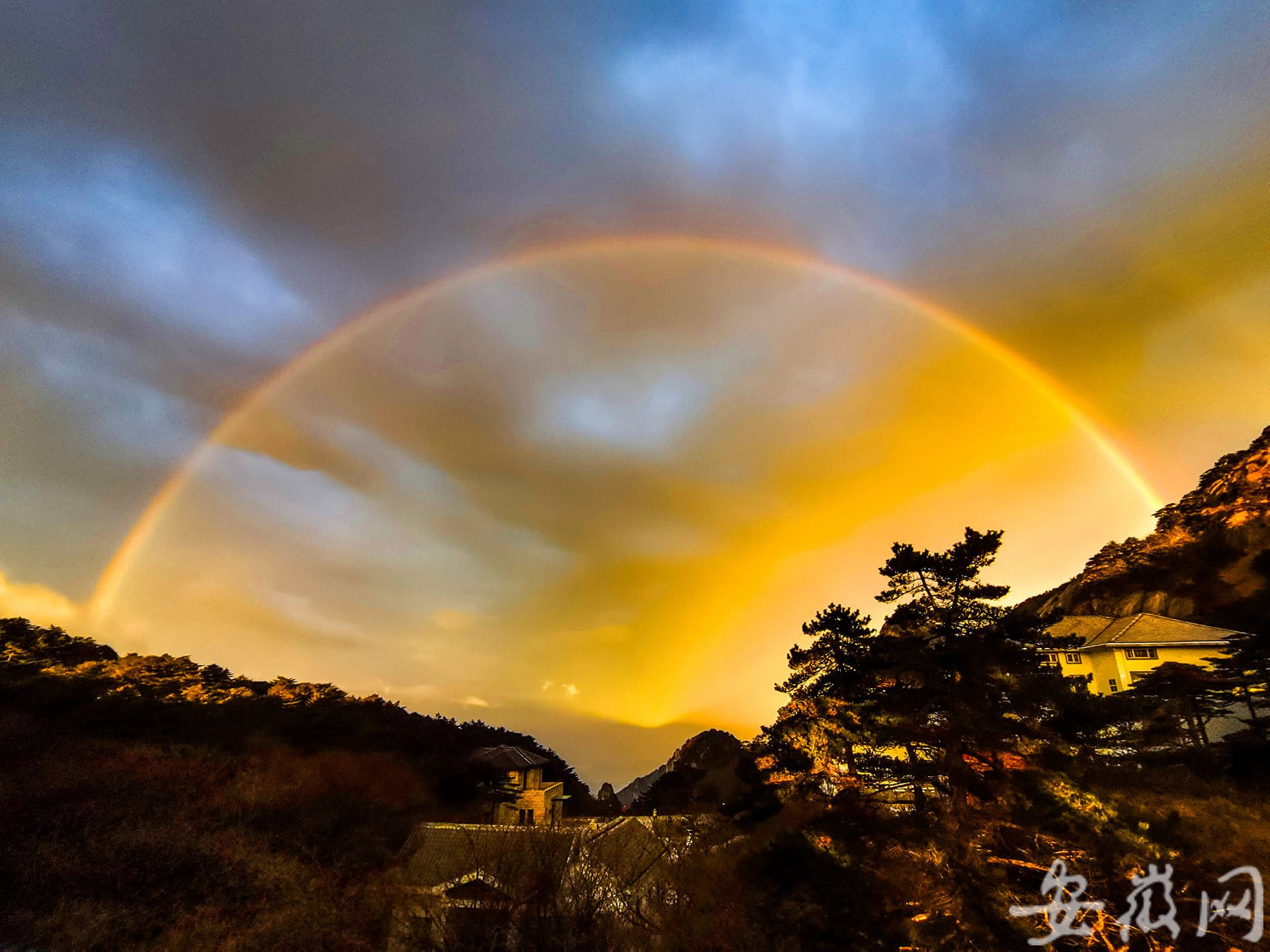 黄山现奇景:东边日出西边雨 双彩虹与佛光舞(组图)