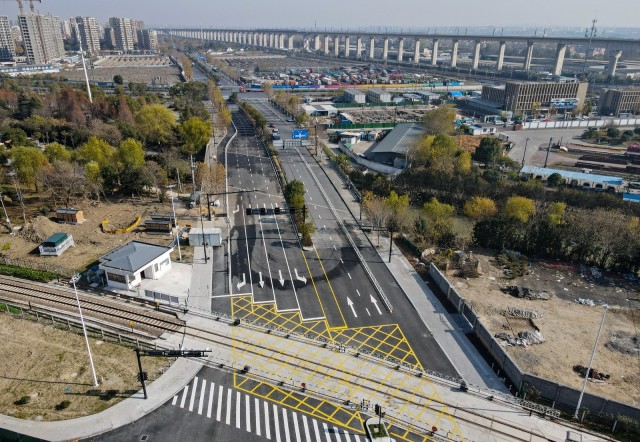 新年迎"新路"!华丰路铁路平交道口今天开通试运行