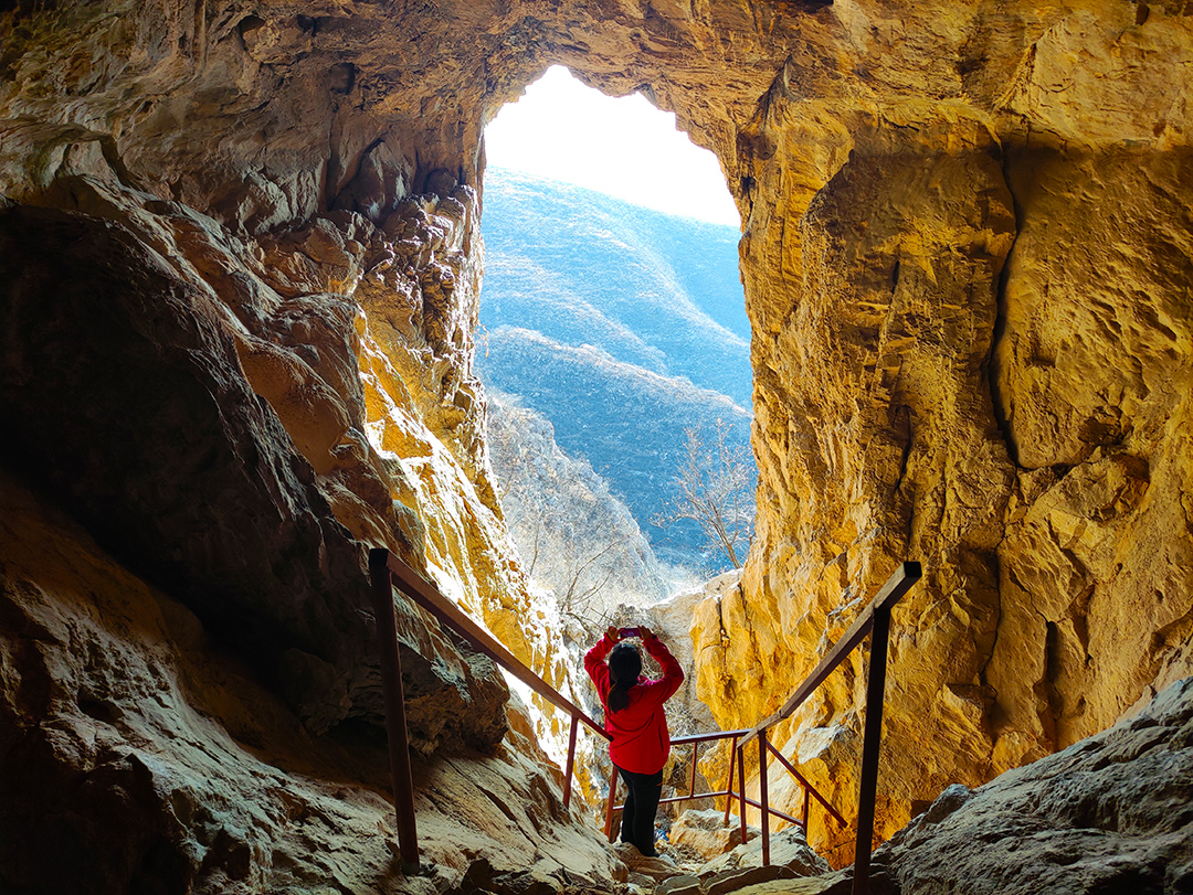 石家庄井陉皇都村,一道天门临空西屏山,它是大寨洞望向天空的眼