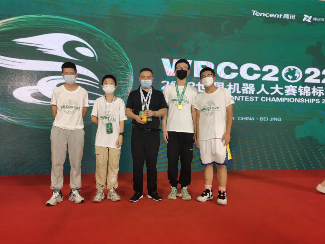 赞准格尔旗这支代表队在世界机器人大赛中荣获冠军