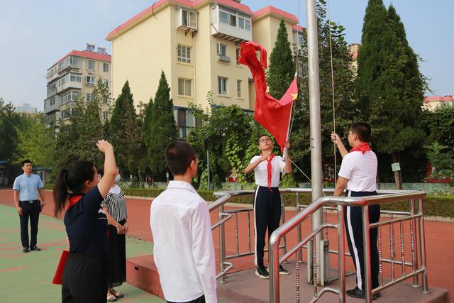 烟台十中举行新学期开学典礼