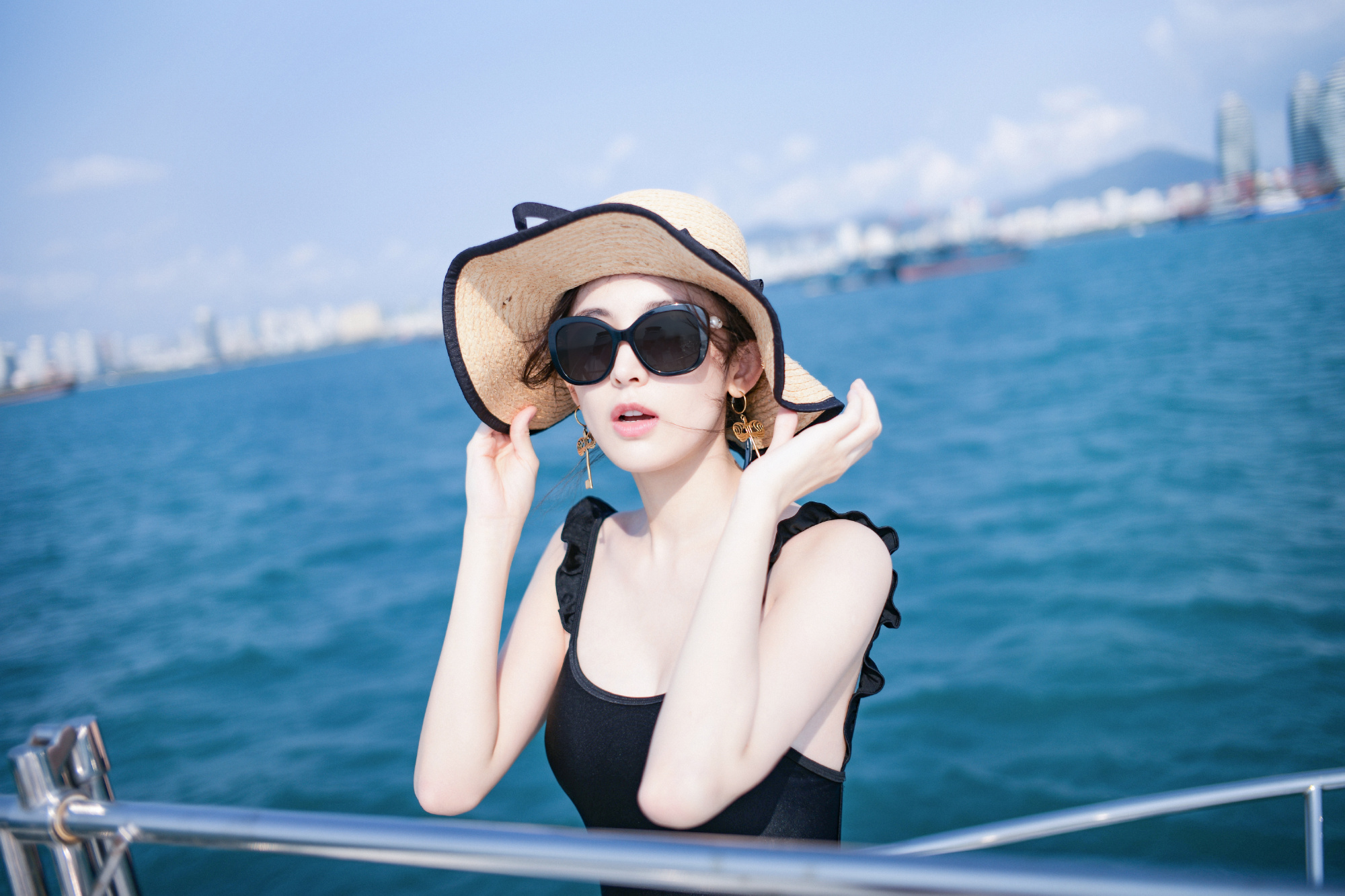 古力娜扎黑色裸背泳装照,这才是夏天的样子!