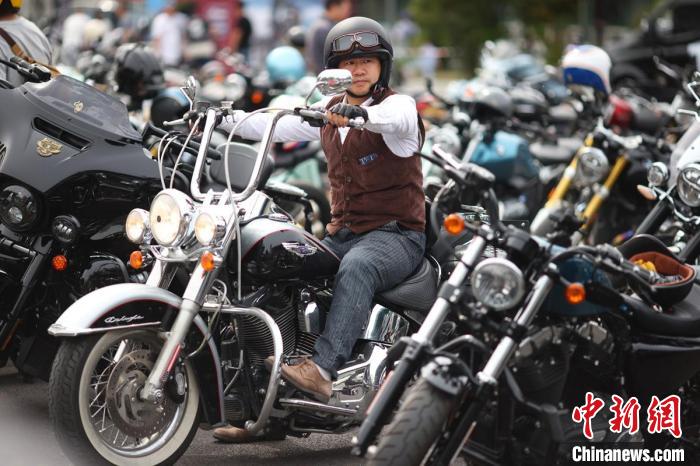 帅气十足!南京百余年轻人骑行街头秀机车