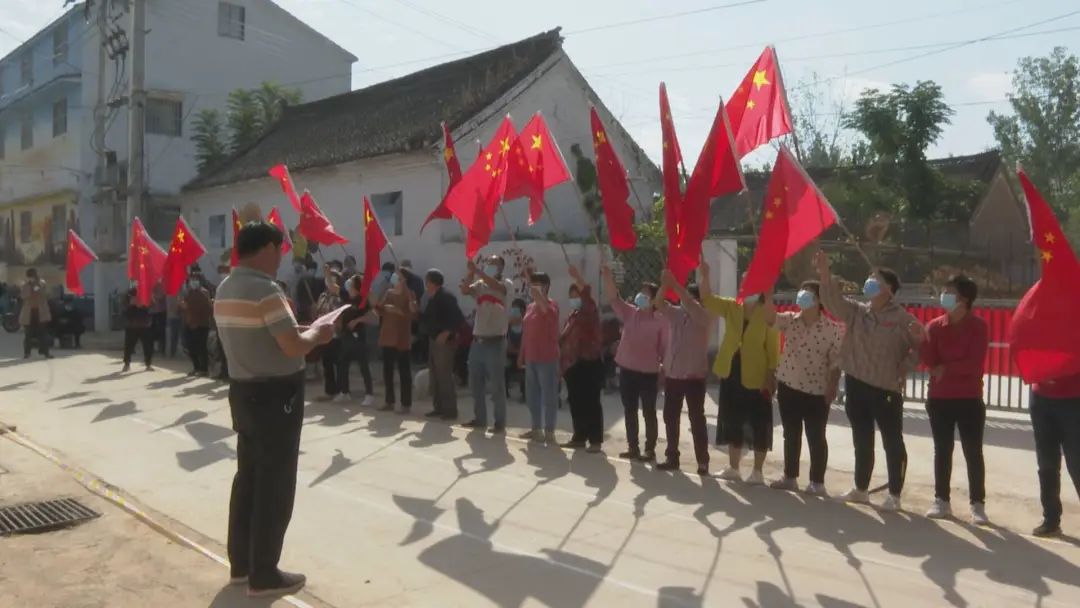 九女集镇:村里挂红旗 运动迎国庆