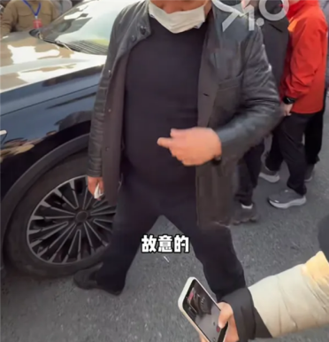 杭州315问题车展开幕：车企人员拦住维权车主