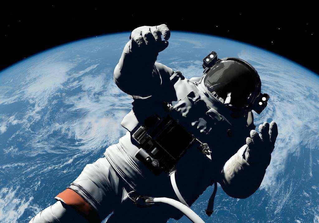 宇航员在太空牺牲,穿着没有破损的宇航服,他的尸体会腐烂吗?