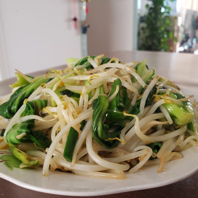 青菜炒绿豆芽,简单美味,健康营养
