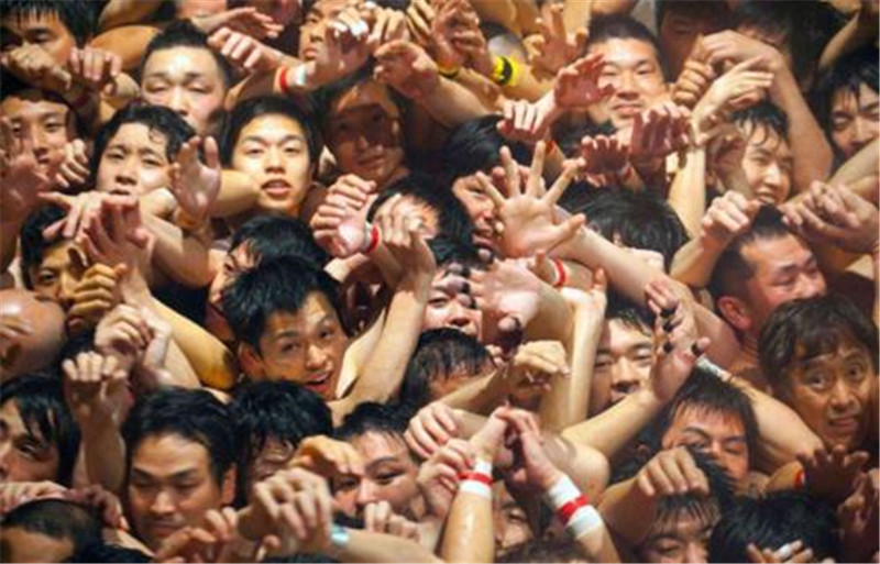 日本裸祭节:万名男子裸奔争夺福气,为啥女人不能参与?