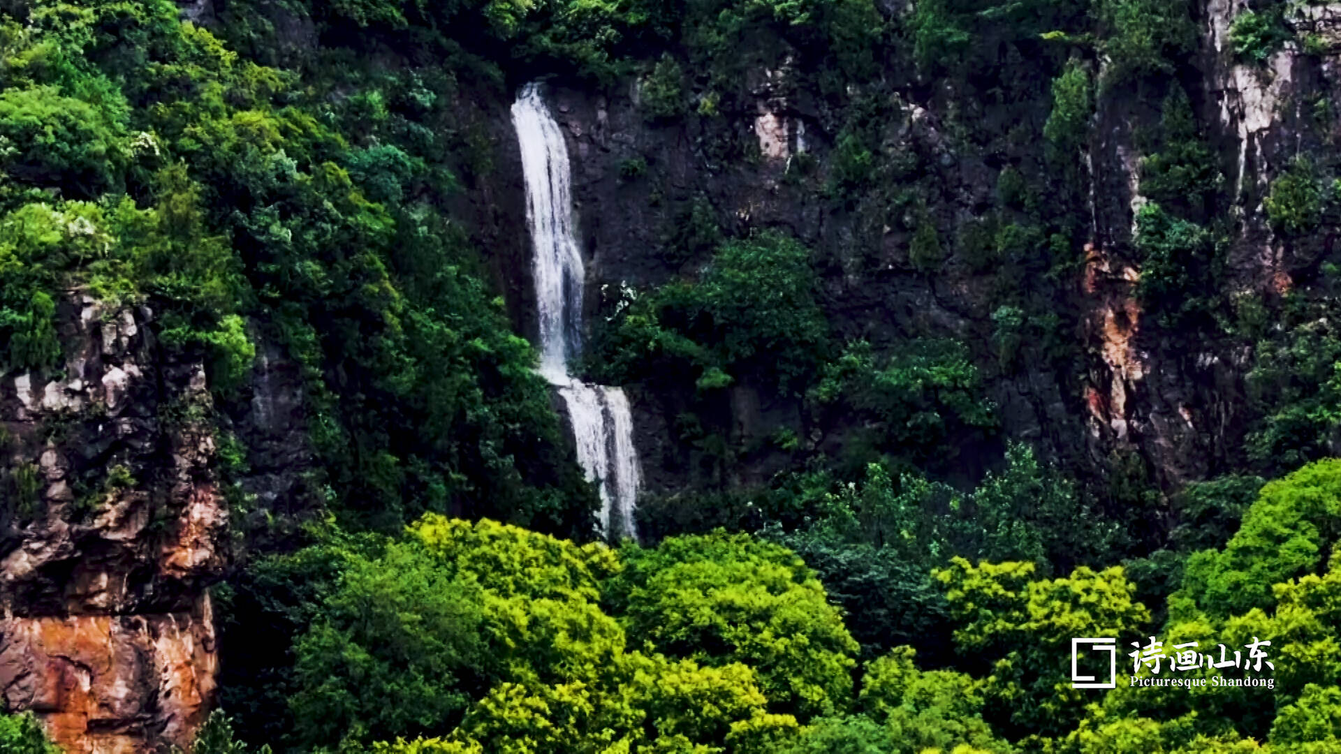 诗画山东丨雨后枣庄抱犊崮云雾缭绕 潺潺流水现多处瀑布