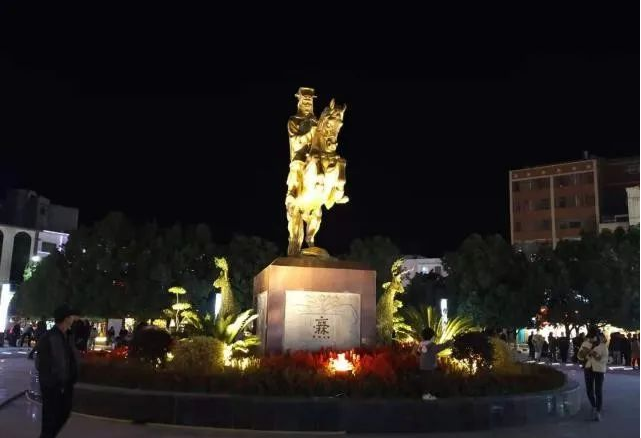 陆良同乐广场雕像图片