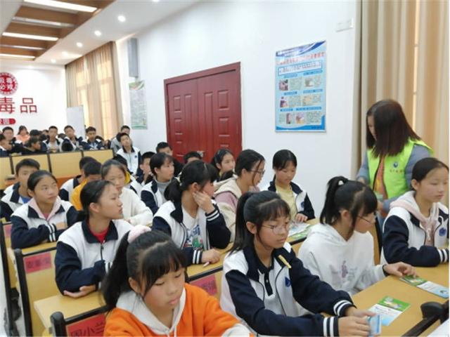 连平县上坪镇多部门联合到上坪中学开展禁毒知识教育讲座