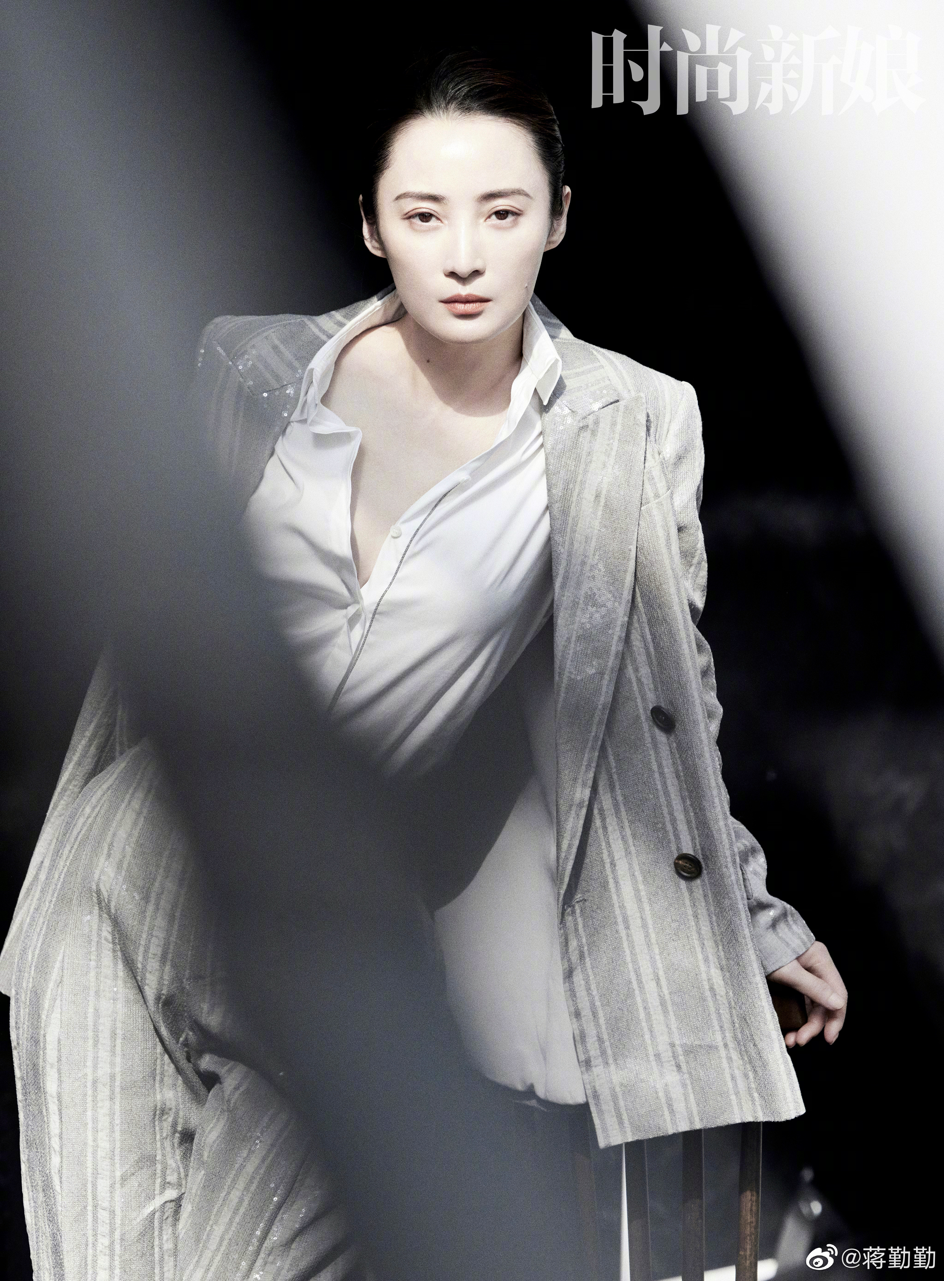 47岁蒋勤勤520晒和老公陈建斌合照,今昔对比,蒋勤勤更有知性美