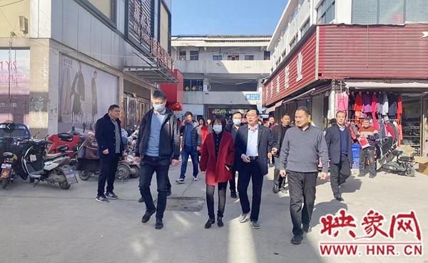 平舆县委常委,宣传部部长朱瑞霞就城区环境整治进行现场办公