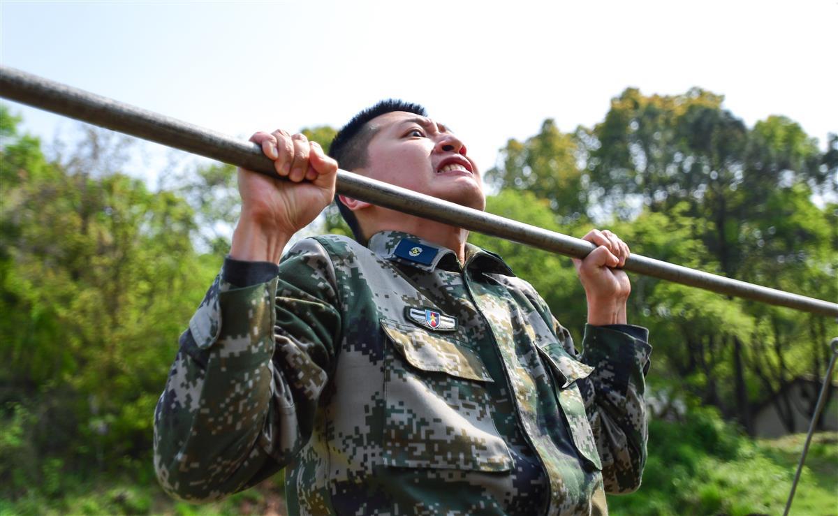能文能武湖北这群孔雀蓝军营里百炼成钢